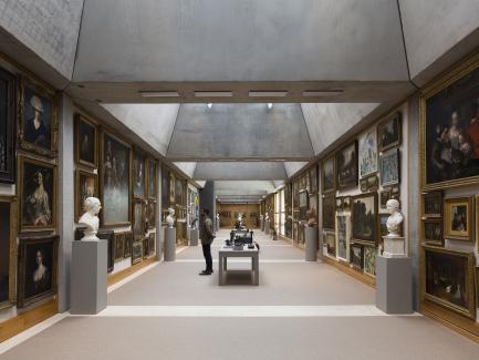 Visitor in the Long Gallery, Yale Center for British Art, © Revelateur Studio, Arnaud Marthouret 2019