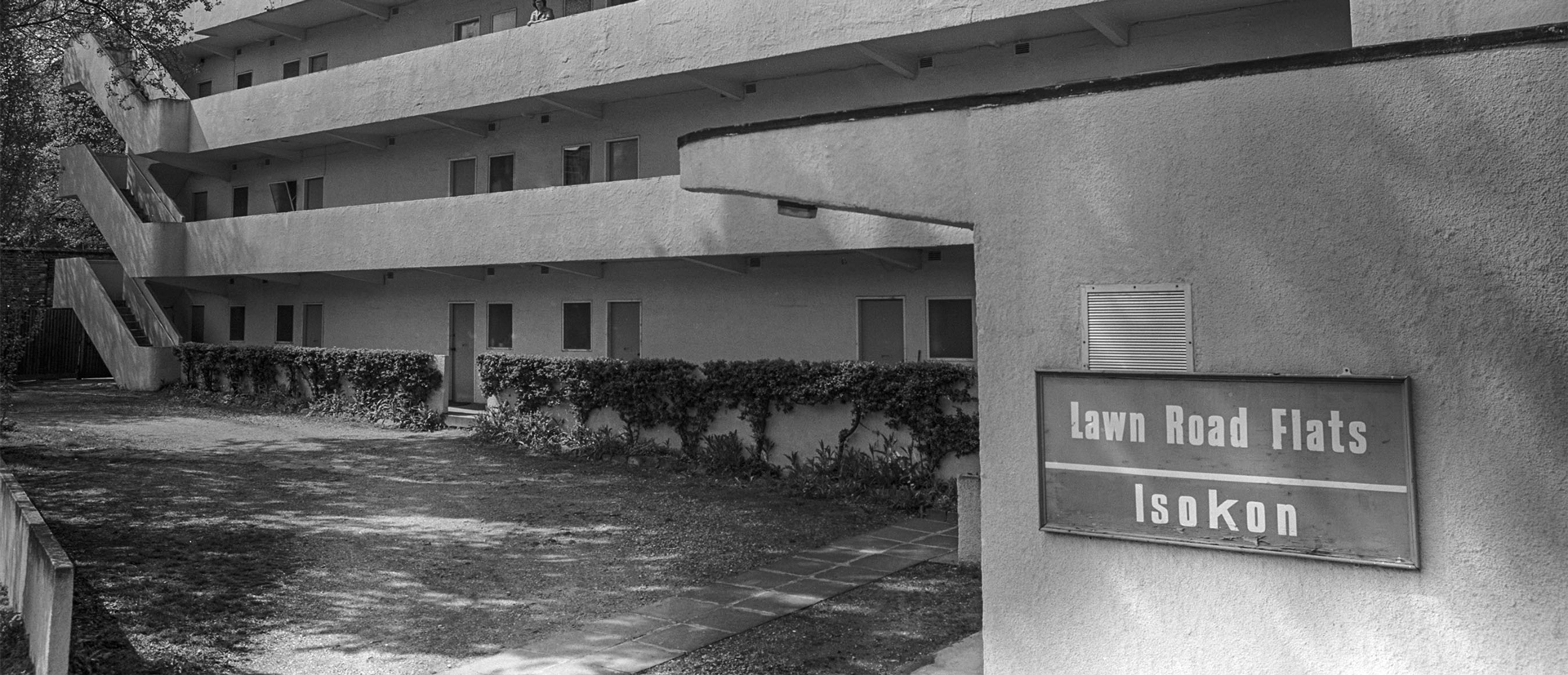 Isokon Flats, Hampstead by Well Coates 1934, photographed circa 1978 by Kenneth J. Gill (Wikimedia user:Gillfoto), Creative Commons BY-SA 4.0