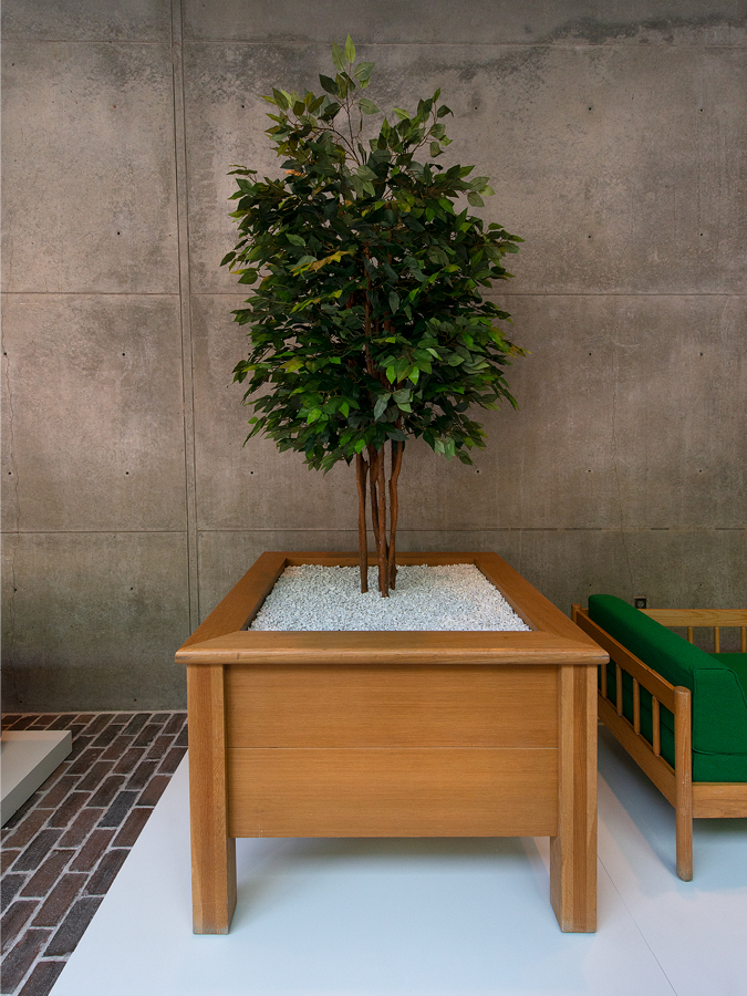 Pellecchia and Meyers, Planter for Court, 1977, white oak, plywood, copper, fiberglass, and steel, 32″ H x 45 ¾″ W x 45 ¾″ D, Yale Center for British Art, photo by Richard Caspole