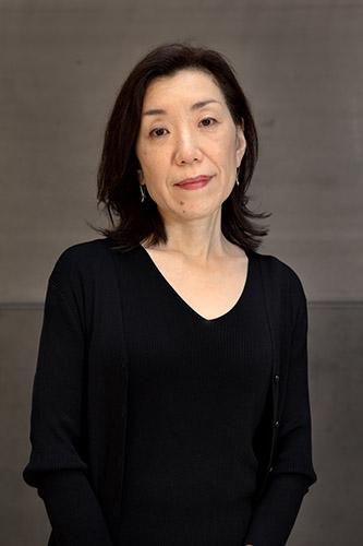 woman wearing a black shirt