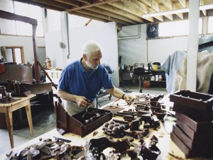 Caro composing table bronzes in his Camden Town studio, 1989, courtesy Caro Archive